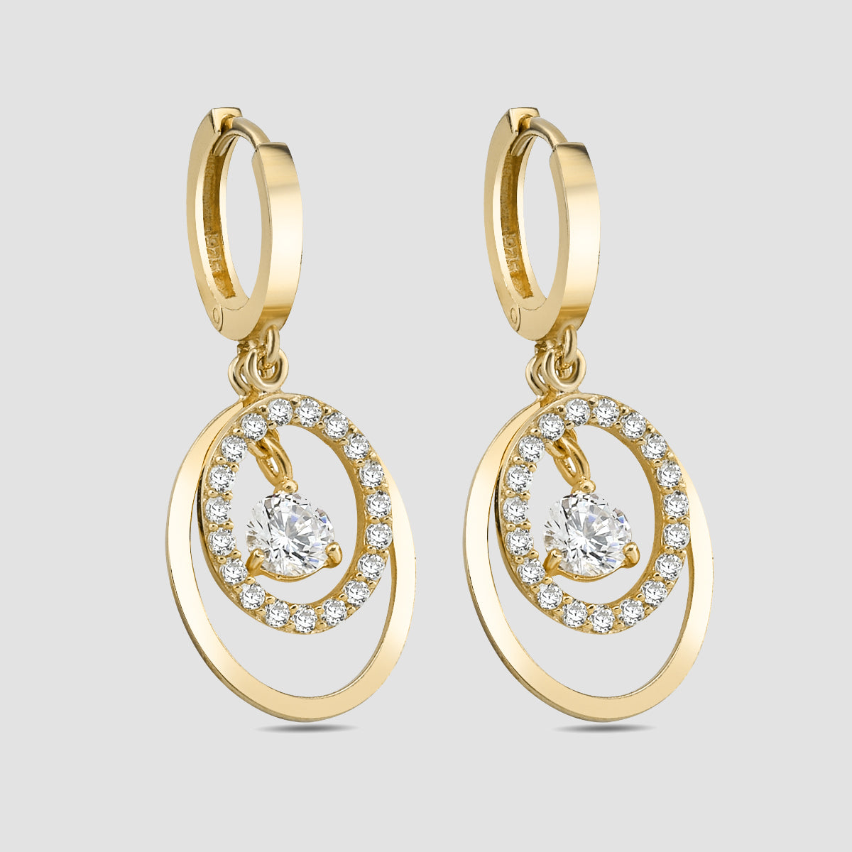 Goldene Hänge Creolen Shiny Dance Solitaire mit funkelndem Zirkonia-Solitär auf hellem Hintergrund.