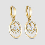 Goldene Hänge Creolen Shiny Dance Solitaire mit funkelndem Zirkonia-Solitär auf hellem Hintergrund.