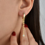 Hängecreolen Gold Zirkonia, getragen am Ohr, eleganter Damenschmuck aus 925 Sterling Silber