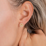 Halou Ohrstecker Gold am Ohr getragen – funkelnder runder Zirkonia-Stecker, eleganter Alltagslook.