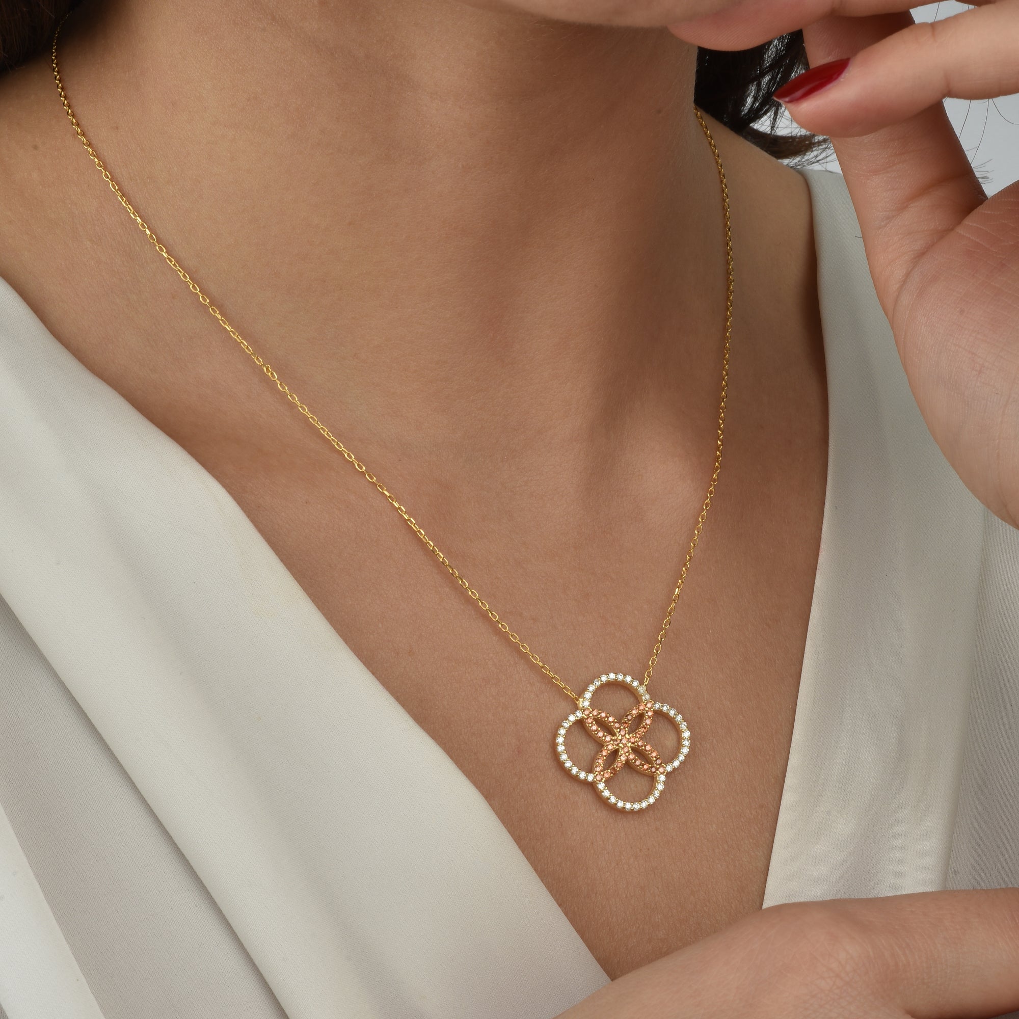 Goldene Halskette Damen mit Flora Anhänger, stilvoll & modern