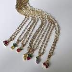 Goldene Halsketten mit Obst-Charms aus 925 Silber und Edelstahl, auf weißem Hintergrund arrangiert