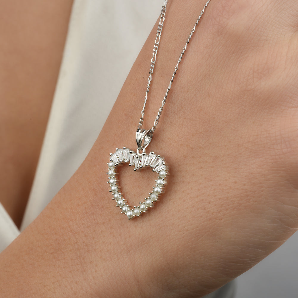 Herz-Perlen Anhänger auf der Hand liegend – Silberkette mit Baguette-Zirkonia, feine Details.