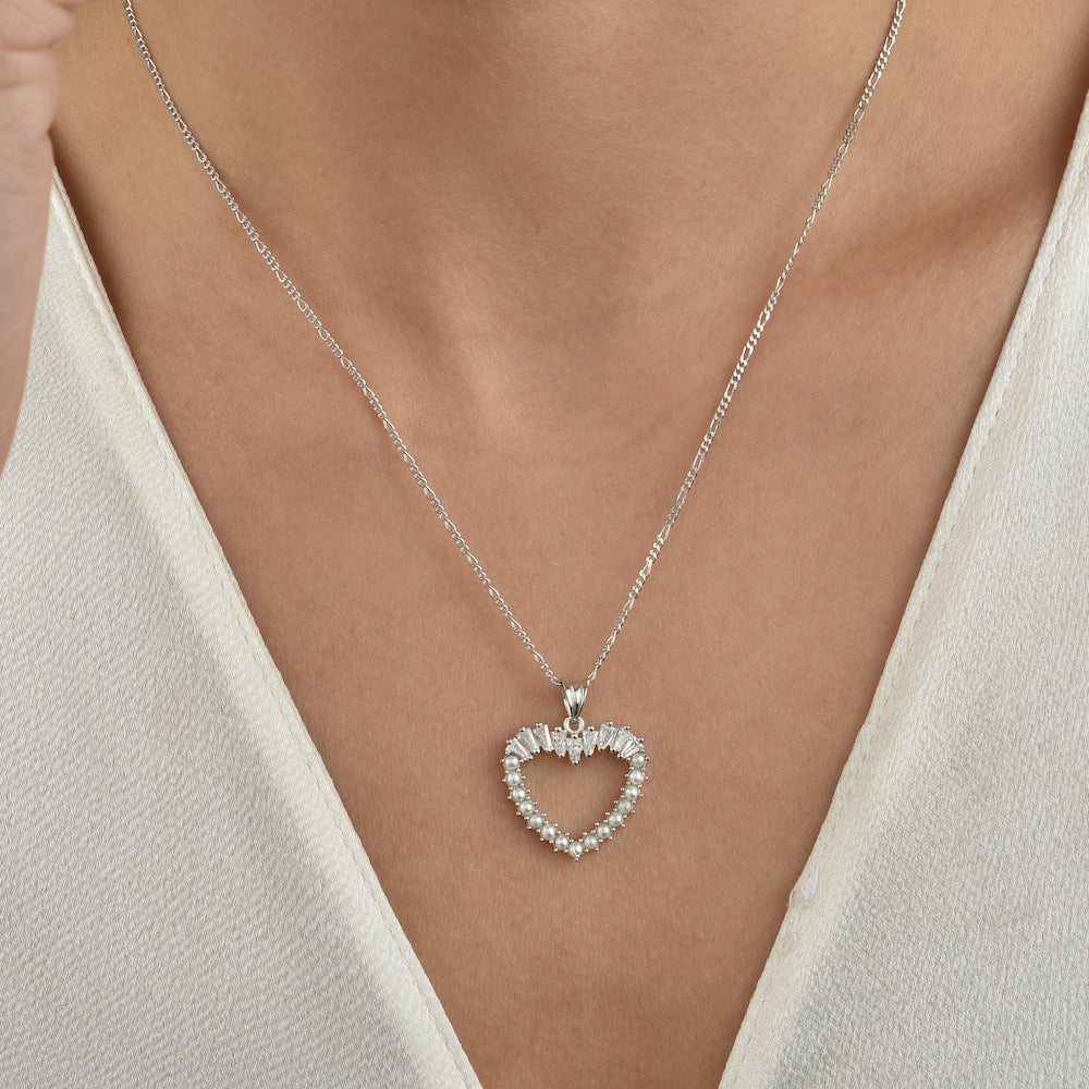 Silberne Herz-Perlen Halskette am Hals getragen – Baguette-Zirkonia und Perlen, eleganter Look.