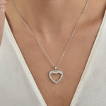 Silberne Herz-Perlen Halskette am Hals getragen – Baguette-Zirkonia und Perlen, eleganter Look.