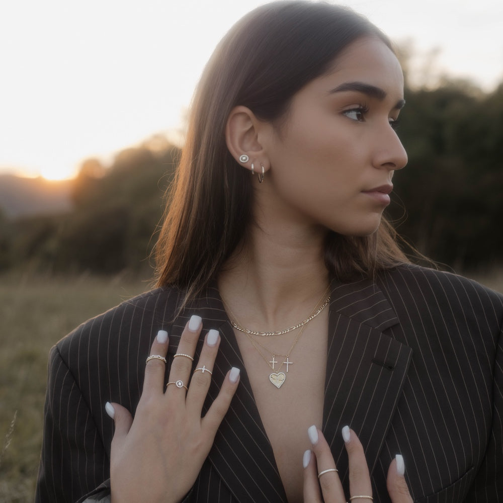 Outdoor Lifestyle: Frau trägt goldene Herz Halskette Shiny Collection, 925 Silber vergoldet.