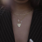 Model trägt goldene Herz Halskette der Shiny Collection im Layering-Look mit Kreuzketten.