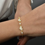 Herz Armband Gold Detail – feine Armkette mit funkelnden Steinen