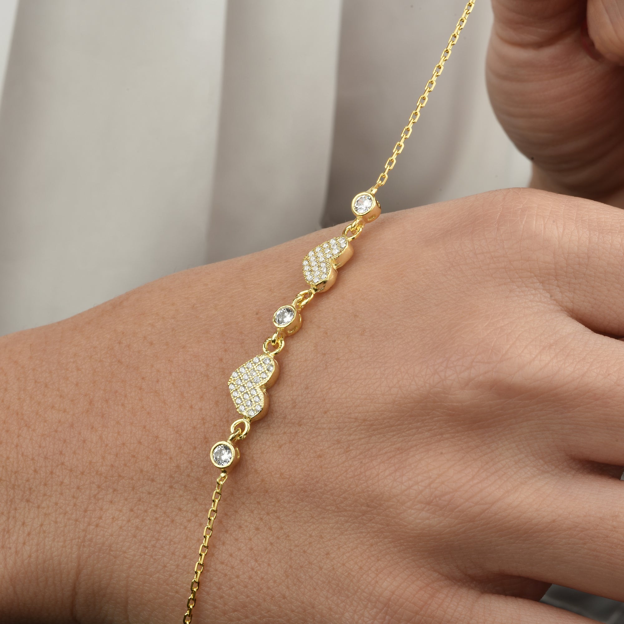 Herz Armband Gold getragen – stilvoller Damenschmuck als Geschenk