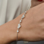 Herz Armband Silber Detail – zarte Armkette mit Herzformen