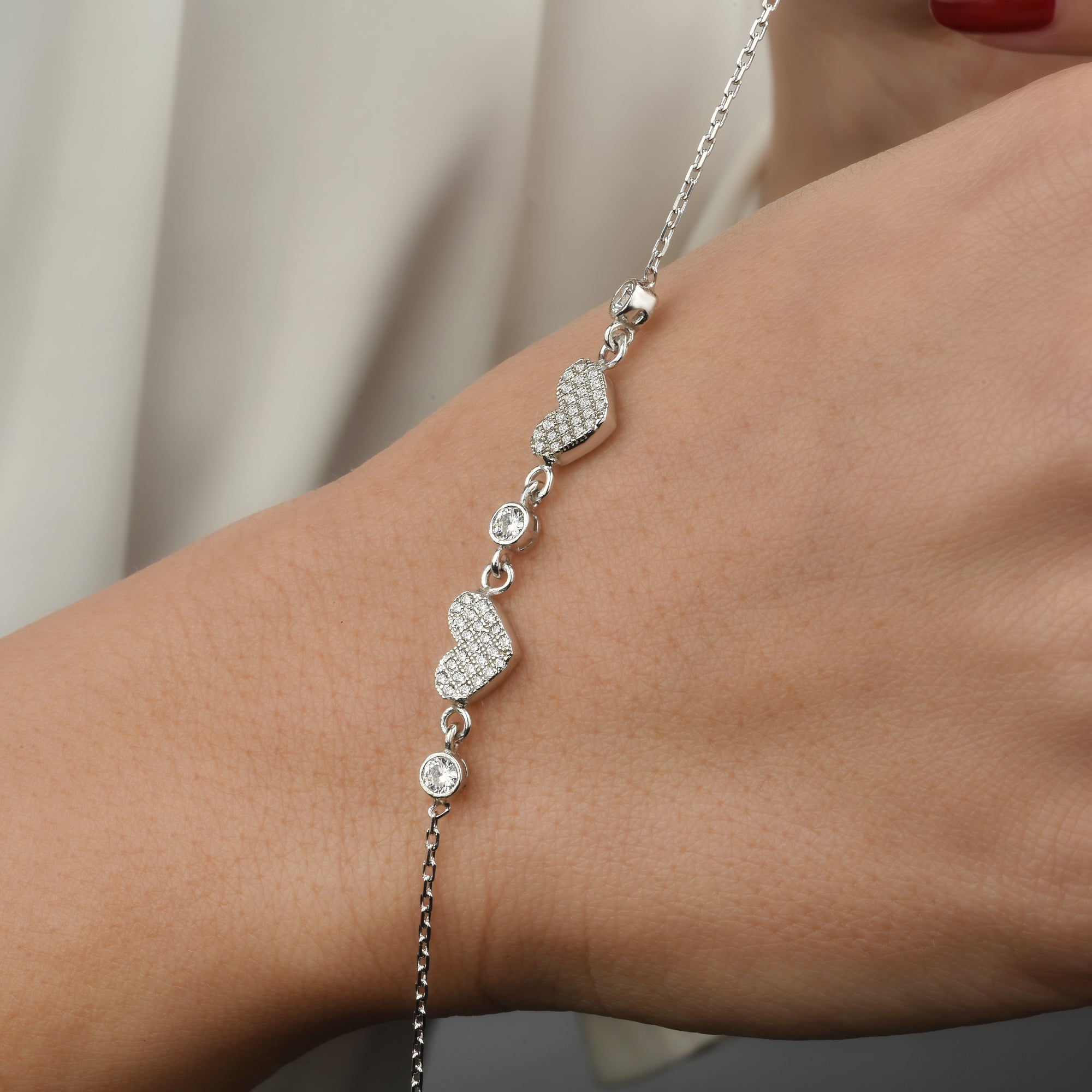 Herz Armband Silber Detail – zarte Armkette mit Herzformen