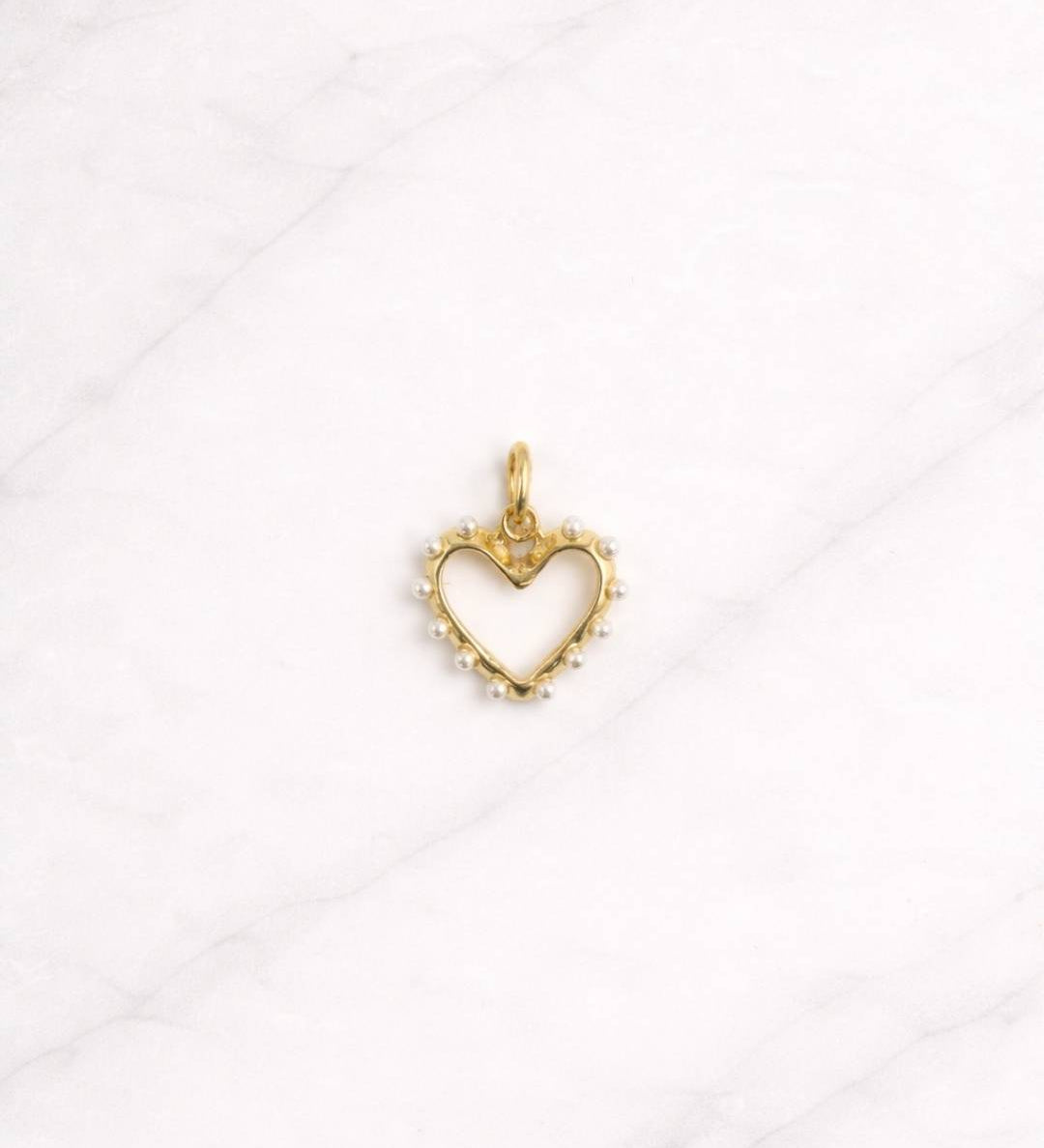 Lucerne CHARM in Gold mit offener Herzform und feinen Perlendetails auf hellem Hintergrund.