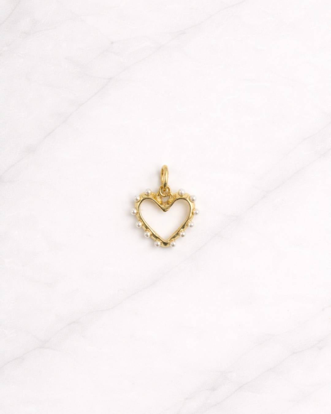 Lucerne CHARM in Gold mit offener Herzform und feinen Perlendetails auf hellem Hintergrund.