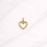 Lucerne CHARM in Gold mit offener Herzform und feinen Perlendetails auf hellem Hintergrund.