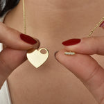 Herzanhänger mit Durchzug-Verschluss – Gravurplatte Herz und Zirkonia-Bar separat gezeigt.