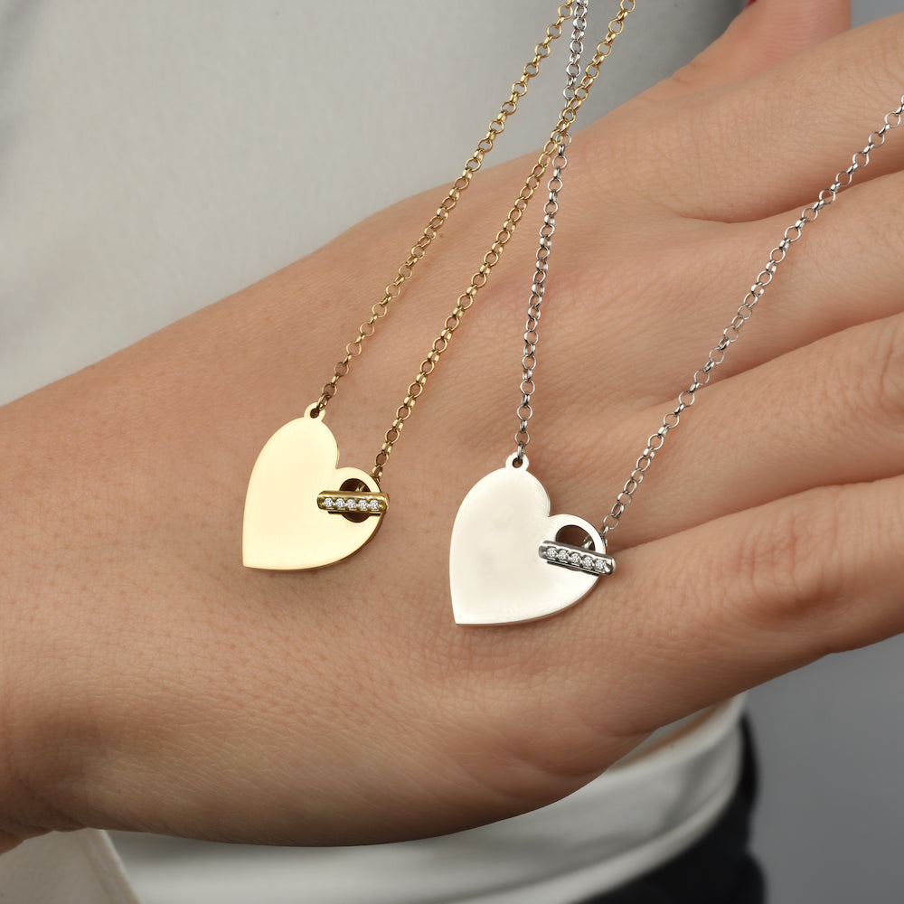 Herz Gravur Halskette Gold und Silber im Vergleich – Herzanhänger mit Shiny Closure und Zirkonia.