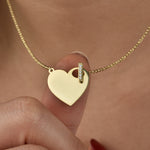 Close-up Herz Gravur Anhänger in Gold – glänzende Oberfläche, Shiny Closure mit weißen Zirkonia.