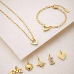 Goldfarbenes Schmuckset mit Herz-Kette, Herz-Armband und Charms: LOVE, Herz, Stern und Buchstabe E.