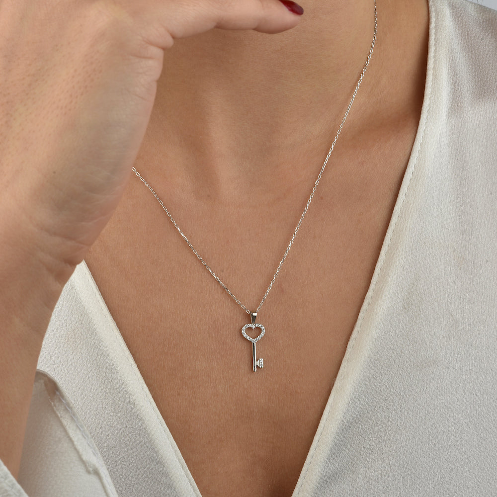 Herz Schlüssel Halskette getragen – stilvoller Schmuck für Damen