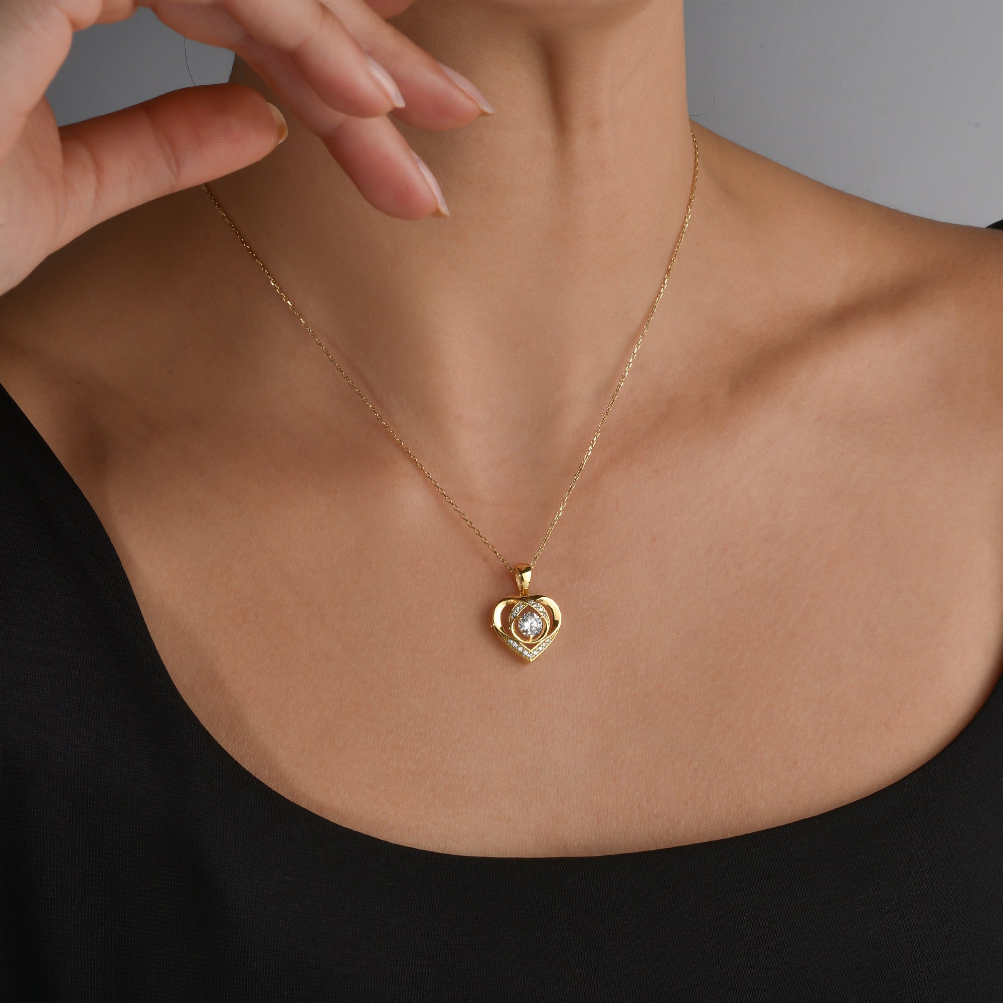 Vergoldete Herz Solitär Kette Gold mit Zirkonia, getragen am Hals, edler Damenschmuck