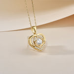 Elegante Herz Solitär Kette Gold, 925 Sterling Silber, vergoldet, getragen auf schwarzem Hintergrund