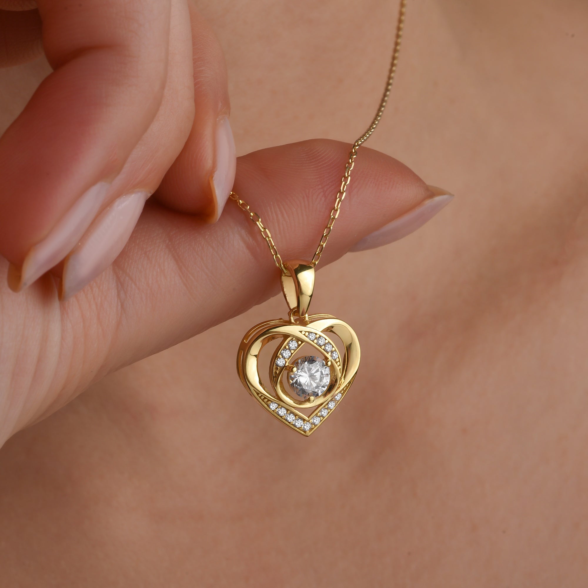 Herz Solitär Anhänger in Gold mit weißem Zirkonia, 925 Sterling Silber, Detailaufnahme