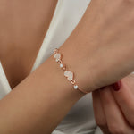 Herz Zirkonia Armkette Rosé, 925 Sterling Silber vergoldet, mit weißen Zirkonia-Steinen, getragen am Handgelenk als eleganter Damenschmuck