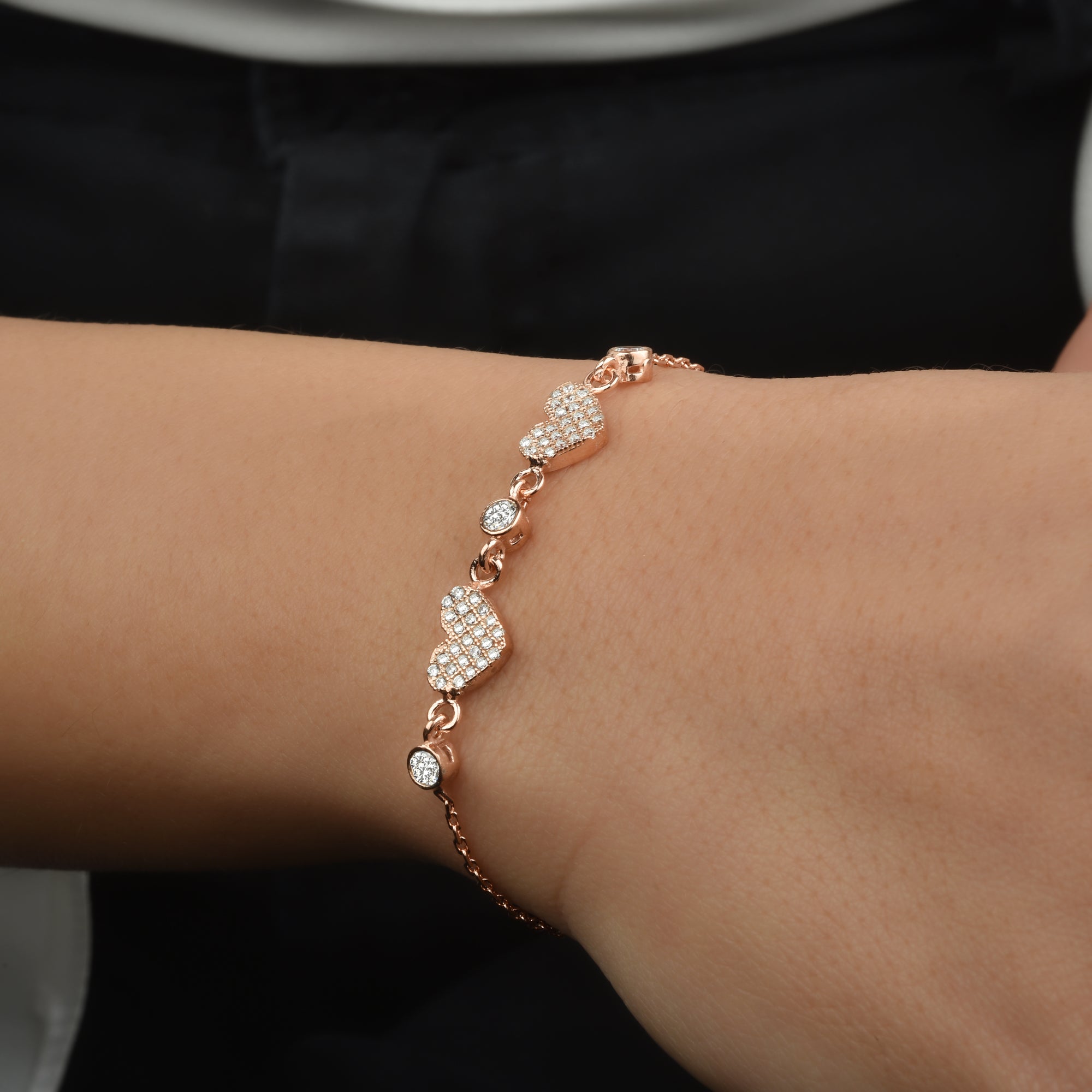 Rosé vergoldete Herz Zirkonia Armkette aus 925 Sterling Silber, moderner Schmuck getragen im Alltag