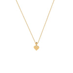 Minimalistische Hochglanz Herz Kette aus 925 Sterling Silber in Gold vor weißem Hintergrund.