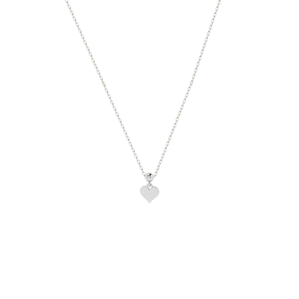 Minimalistische Hochglanz Herz Kette aus 925 Sterling Silber in Silber vor weißem Hintergrund.