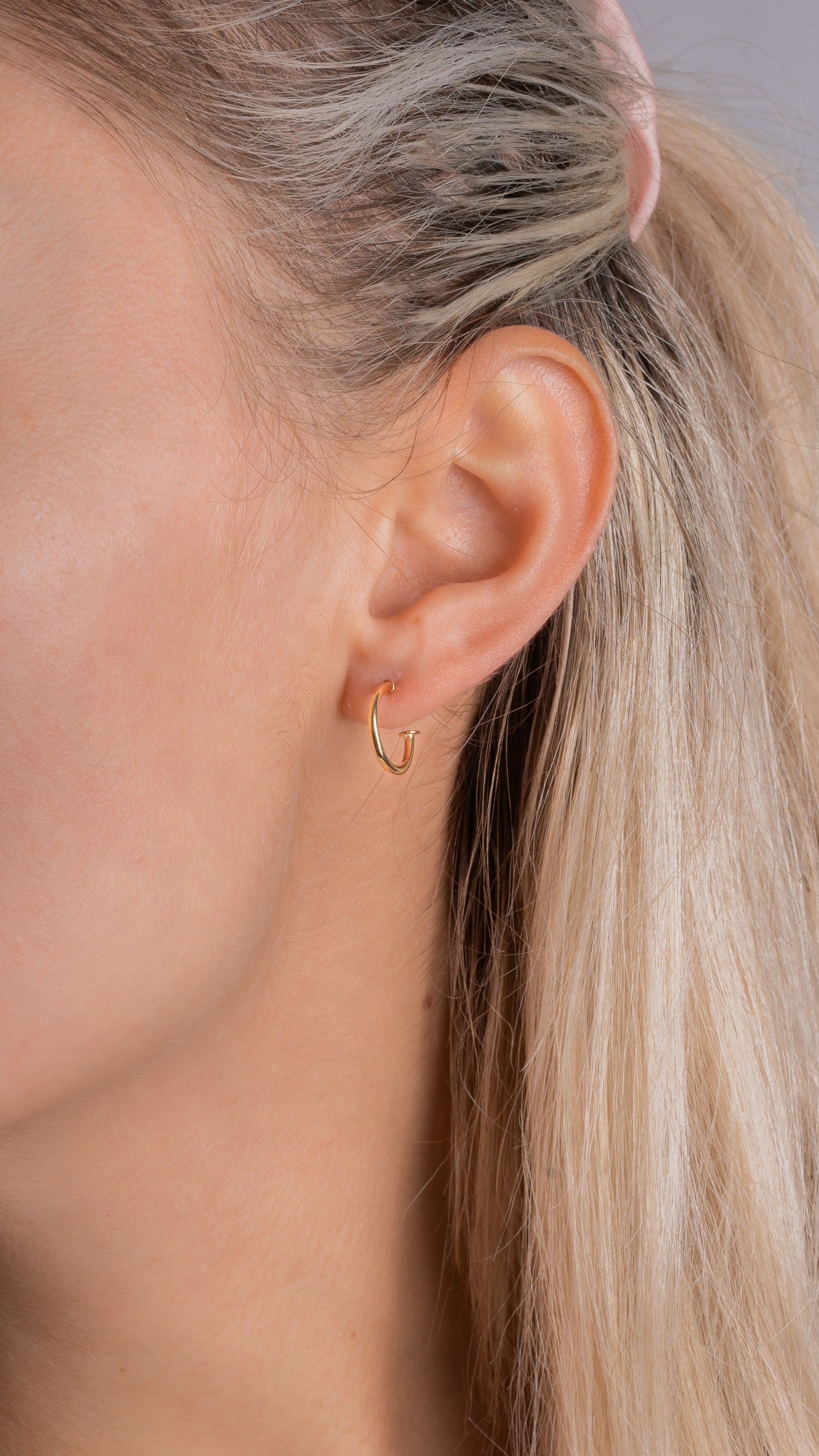 Mini-Creole Gold – HOOP EARRINGS Classic Thin S, filigraner Look am Ohr.