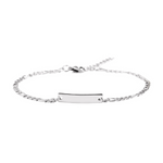 Silbernes ID Armband mit schmaler Figaro-Kette und Gravurplatte aus Edelstahl vor weißem Hintergrund.
