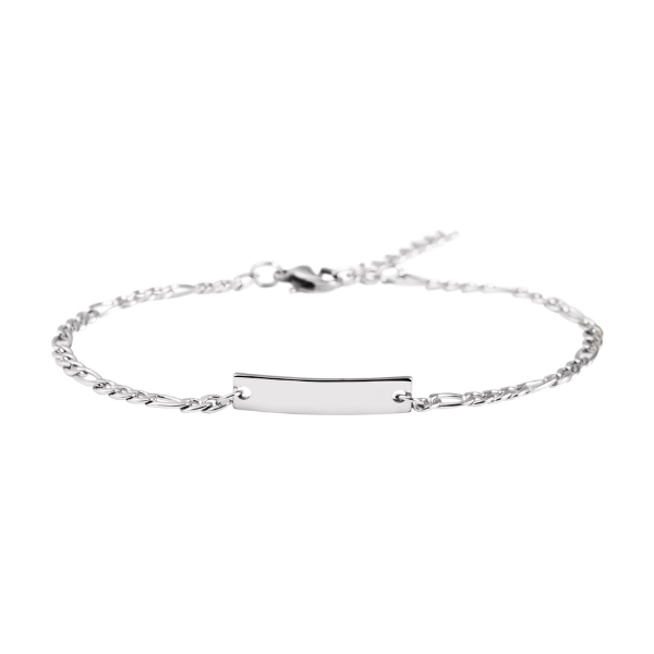 Silbernes ID Armband mit schmaler Figaro-Kette und Gravurplatte aus Edelstahl vor weißem Hintergrund.