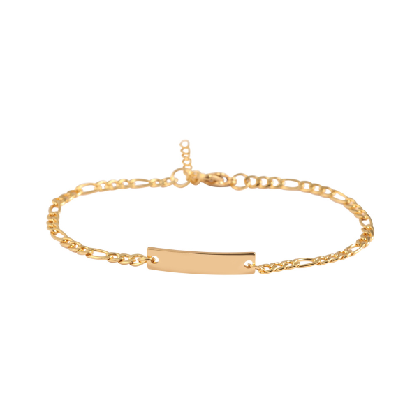 Zartes ID Armband Figaro in Gold mit Gravurplatte aus Edelstahl auf weißem Hintergrund.