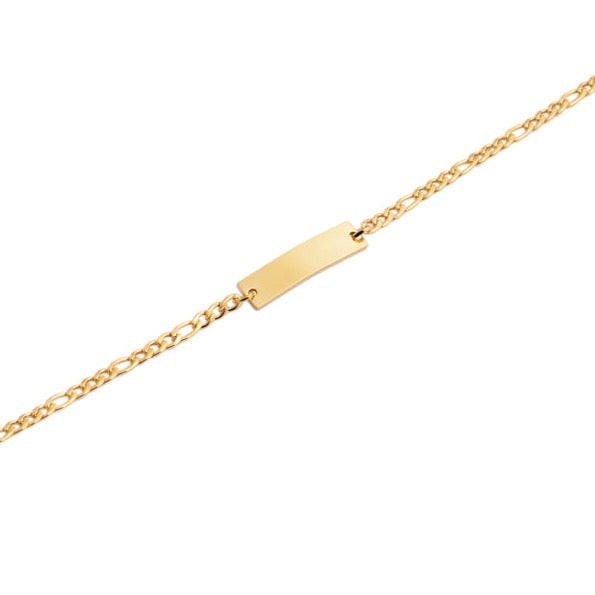 Flach liegendes goldenes ID Figaro Armband mit schmaler Gravurplatte, Nahaufnahme.