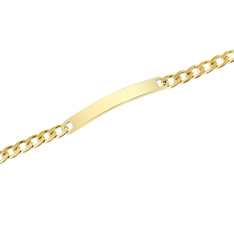 Nahaufnahme eines goldenen ID Armbands mit schlichter Gravurplatte und Gliederkette.