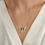 Goldene Infinity Angel Wings Halskette mit Flügeln und Unendlichkeitszeichen am Hals getragen.