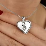 Infinity Love Halskette Sterling Silber, getragen am Hals, stilvolles Schmuckstück mit Zirkonia Steinen