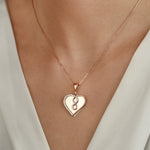 Infinity Love Kette Rosé vergoldet, Herzanhänger mit Zirkonia Steinen, getragen am Dekolleté