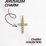 Gold Kreuz Anhänger Charm mit Zirkonia-Steinen, elegant und zeitlos für Armband oder Kette.