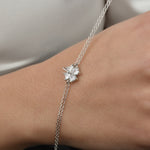 Kleeblatt Zirkonia Armkette Silber, getragen am Handgelenk, eleganter Damenschmuck mit Symbol für Glück