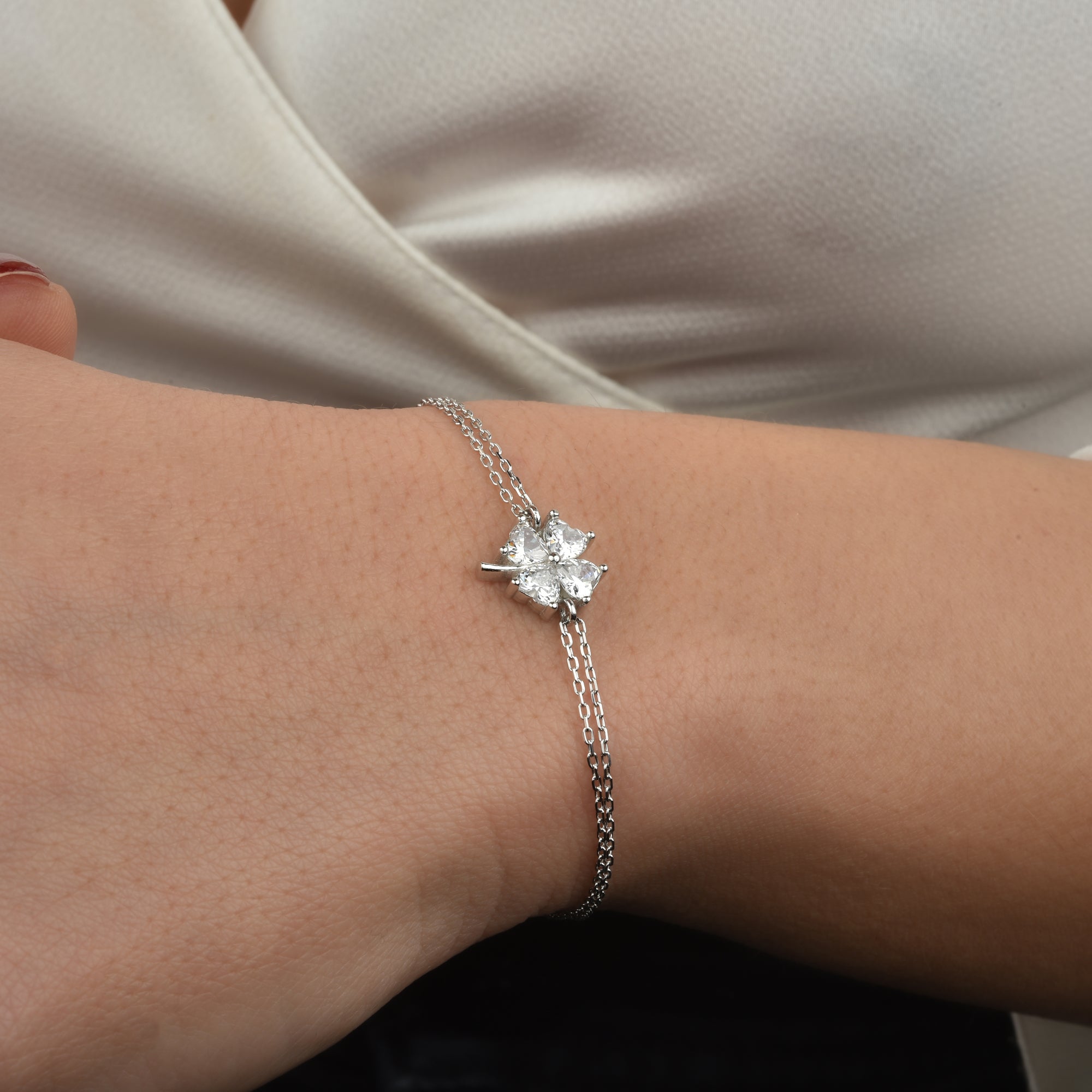 Elegante Kleeblatt Armkette Silber, 925 Sterling Silber rhodiniert, modernes Schmuckfoto
