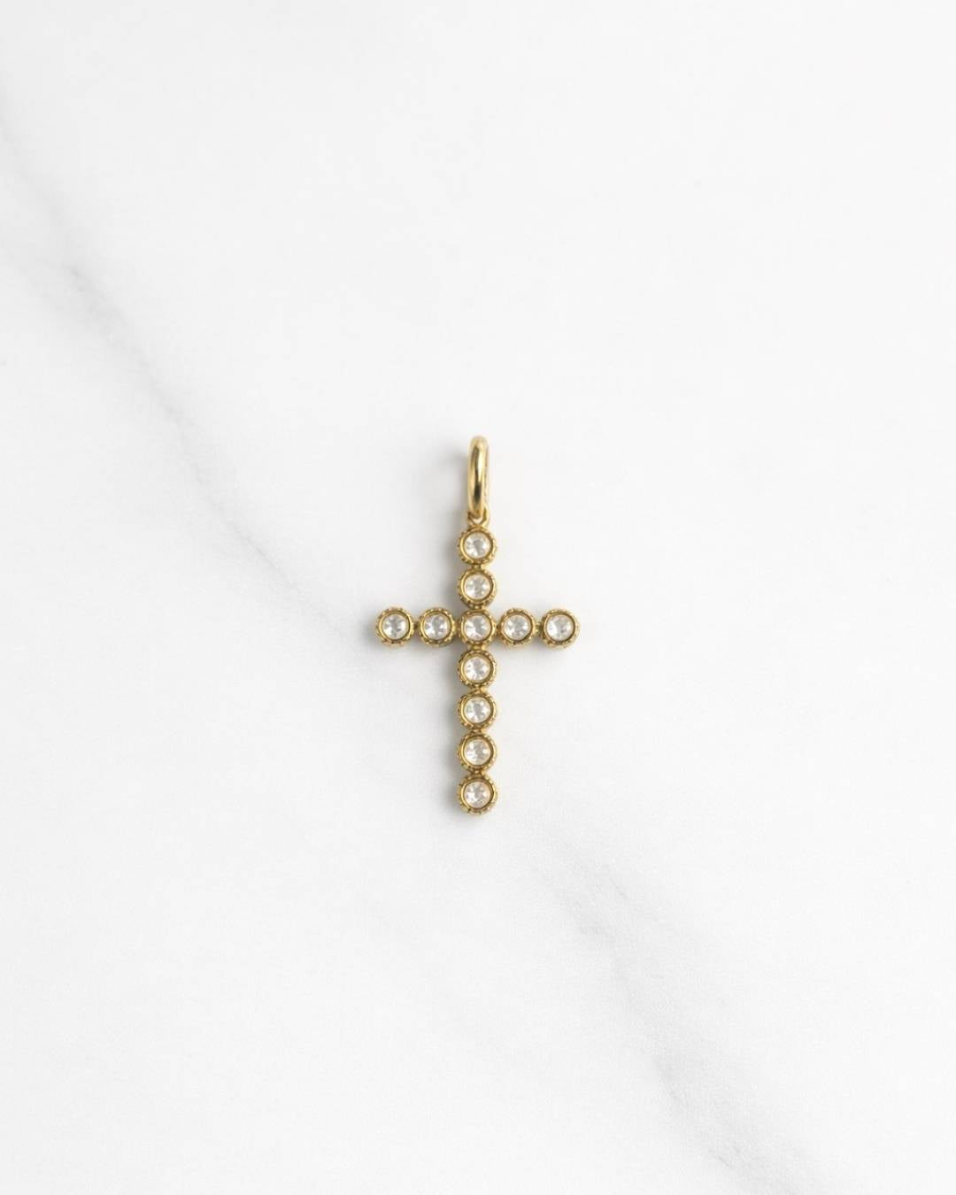 Jerusalem Charm in Gold: Kreuz-Anhänger mit klaren Steinen auf hellem Hintergrund.