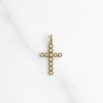 Jerusalem Charm in Gold: Kreuz-Anhänger mit klaren Steinen auf hellem Hintergrund.