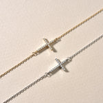 Kreuz Zirkonia Armkette in Gold und Silber – Vergleich der Varianten.