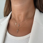 Layering Look: zarte Goldketten mit Kreuz-Anhängern, davon ein Kreuz mit Zirkonia-Steinen.