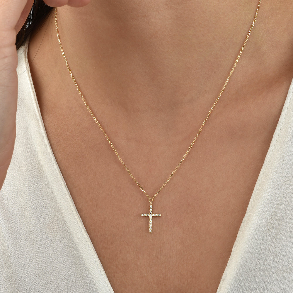 Kreuz Zirkonia Kette Gold als Minimal-Schmuck – getragen am Dekolleté, filigran und elegant.