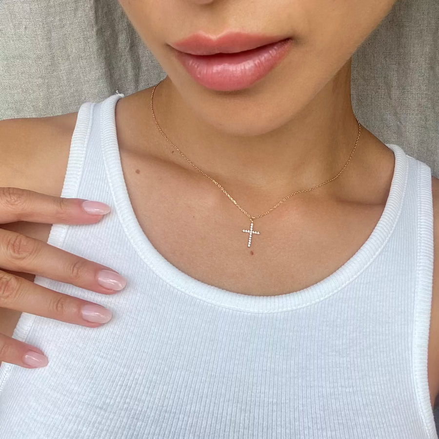 Kreuz Zirkonia Halskette Gold am Hals getragen – zarte Kette mit kleinem Zirkonia-Kreuz.