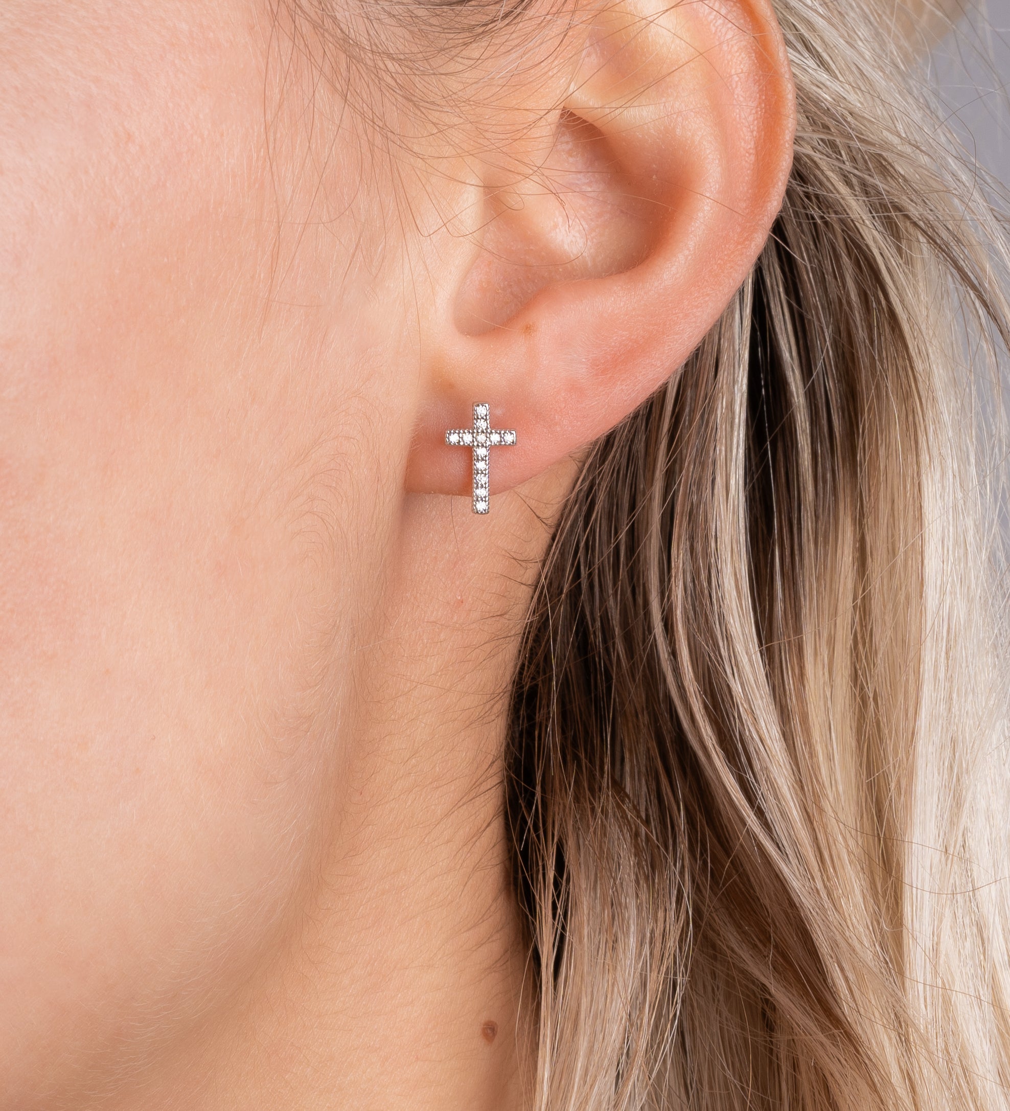 Kreuz Ohrstecker Silber für Damen – funkelnde Zirkonia, Schmetterlingverschluss, wasserfest.