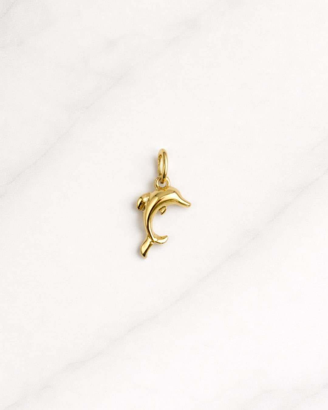 Laguna Charm Gold als Delfin-Anhänger aus Edelstahl 316L, glänzend und elegant vor hellem Hintergrund.